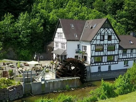 Mühlen-Café (geöffnet) mit Wasserrad plus 4 Wohnungen u. 5 Gästezimmer in Schmallenberg!