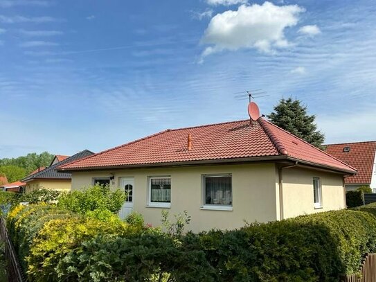 Einfamilienhaus im Bungalowstil mit Garage und überdachter Terrasse