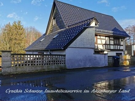 Einfamilienhaus mit Nebengelass, Brunnen und freien Blick in die Natur