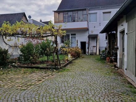 Mehrfamilienhaus mit Ladenlokal, Garagen und Garten zentral in Koblenz-Neuendorf
