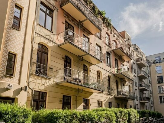 Lichtdurchflutete 3-Zimmer-Wohnung im historischen Hofgarten zur Mitte! Bezugsfrei!