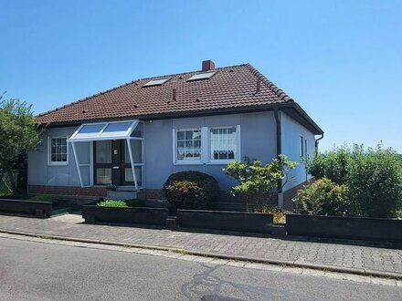 NEUER PREIS ! GEPFLEGTER BUNGALOW MIT 3 SCHLAFZIMMERN IN SCHÖNER HÖHENLAGE MIT GARAGE & GARTEN IN SCHÖNENBERG