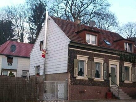 Zwei Häuser hintereinander (ideal auch für Handwerker- Haupthaus und Nebengebäude) mit Terrasse und kleinem Gartenteil,…