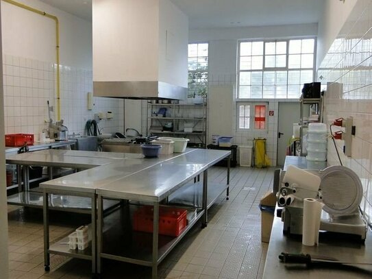 Eingerichtete Zubereitungs-/Gewerbekücheneinheit mit rd. 140 m², z.B. für Catering
