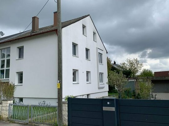 KNIPFER IMMOBILIEN - Gepflegtes 3-Familienhaus in Diedorf-Hausen mit Doppelgarage zum Kauf