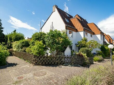 Mit Garage, Garten & Süd-Terrasse: Großes Reihenmittelhaus in grüner Umgebung