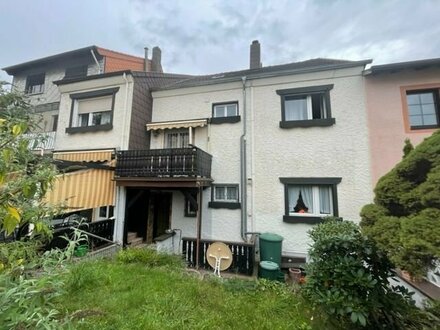 Grundsolides beidseitig angebautes Einfamilienhaus mit Garten, Garage und viel Platz für die Familie