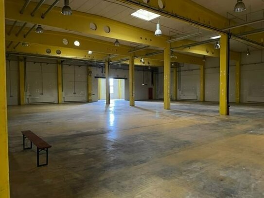 ** Zentrale Rampenhalle, Logistikfläche mit Bürogebäude in BAB-Nähe **