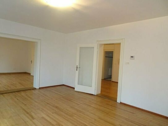 Großzügige 6-Zimmer Wohnung im EG mit Balkon sehr zentrumsnah zu vermeiten !!!