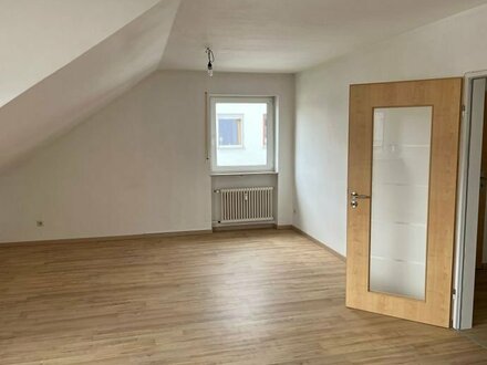 Stein-Deutenbach - Sehr schöne, helle 3 Zimmer-DG-Wohnung in einem 3 Familien-Haus und in einem absolut ruhigen Wohngeb…