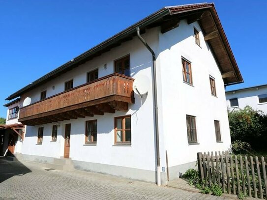 Zweiparteienhaus mit großem Garten und PV-Anlage in Oberwolkersdorf/Loiching