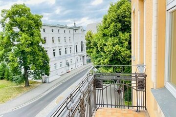 Zentrale Lage: Sanierte 4-Zimmer-Wohnung im Altbau mit zwei Balkonen