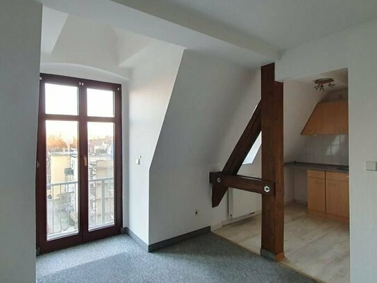 renovierungsbedürftige, kleine 3- Raumwohnung mit Balkon und Singleküche im Dachgeschoss !