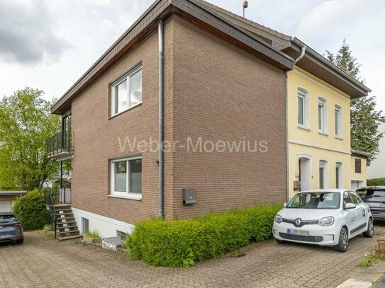 Zweifamilienhaus / freistehend mit Vollkeller / 2 Loggien / Garten / 2 Garagen + Stellplätze