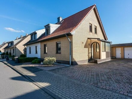 Gemütliches Zuhause mit großem Garten: Doppelhaushälfte mit viel Potenzial in Straelen zu verkaufen