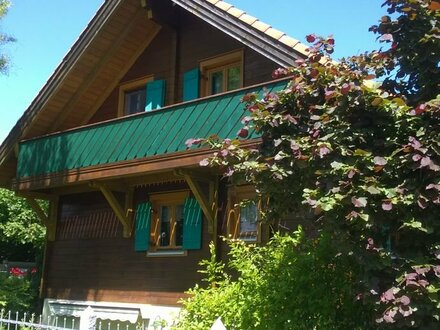 Niedrigenergiehaus Holzblockhaus mit Einliegerwohnung in sehr guter Lage