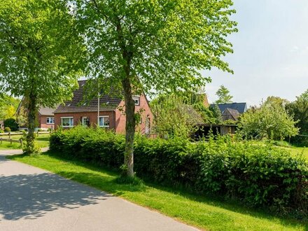 Wohnhaus auf großem Grundstück in Schwabstedt - sep. Bauplatz möglich