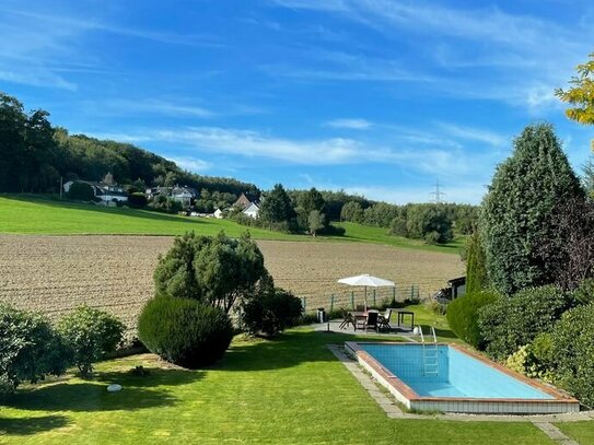 1- bzw. 2-Familienhaus in sehr ruhiger Lage mit Pool und herrlicher Aussicht