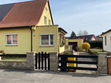 Sanierungsobjekt: Doppelhaushälfte mit Garten, Garage & Schuppen in familienfreundlicher Lage