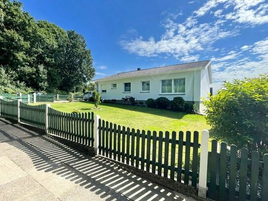 Reinfeld - Wohnen auf einer Ebene in traumhafter Sackgassenlage - energetisch sanierter Bungalow mit Garage, Vollkeller…