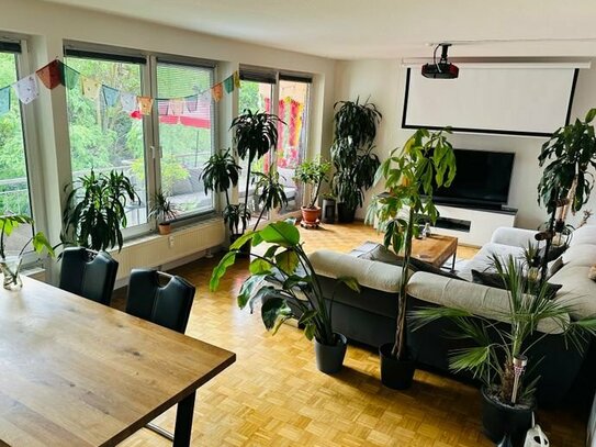 Tolle und helle Wohnung (93qm) in der besten Lage in Nürnberg mit einem großen Balkon und einer vollwertigen Ausstattun…