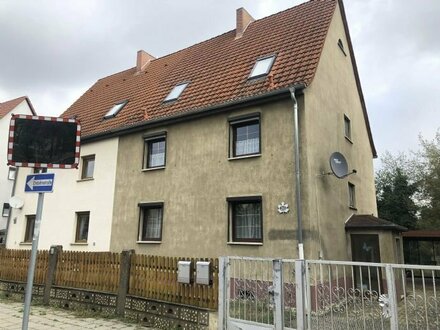 ++Doppelhaushälfte mit Entwicklungspotential in Döllnitz++