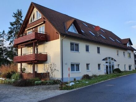 **TOP geschnittene und sehr helle 3 Zi.-Wohnung mit zwei überdachten Terrassen auf der Süd- und Westseite! Mit PKW-Stel…