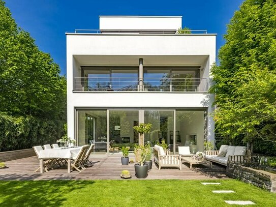 Repräsentative Bauhaus-Villa mit lichterfülltem Ambiente und Traumgarten