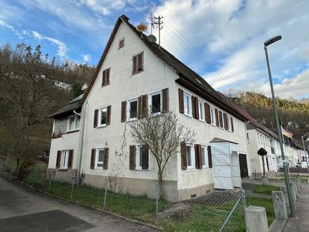 Zweifamilienhaus mit großem Grundstück und Garage