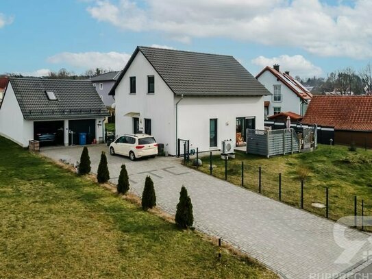 Modernes Einfamilienhaus auf schönem Grundstück mit Doppelgarage und Einbauküche in Grafenwöhr