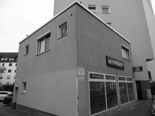 Renovierungsbedürftiges Apartment im Herzen der Stadt mit Carport!