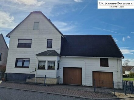 Solides Einfamilienhaus mit großem Grundstück (separater Bauplatz) in zentraler Lage von Malberg!