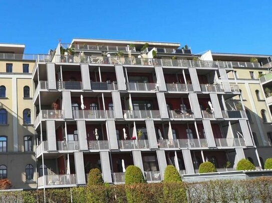 Traumhafte 3 Zimmer Wohnung mit großem, terrassenartigem Balkon direkt am Südstadtpark, komplett möbliert