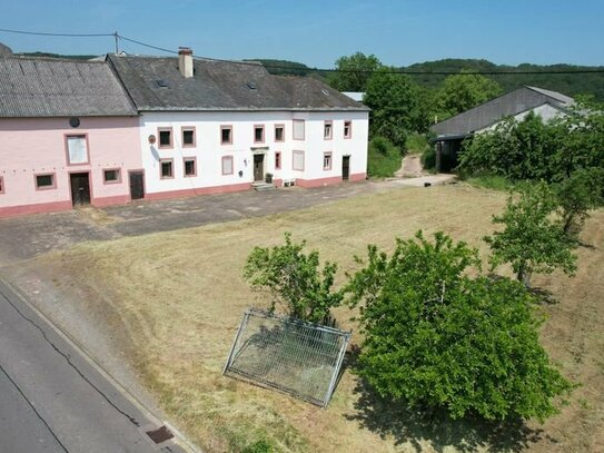 Ehemaliges landwirtschaftliches Gebäude, mit zusätzlichem Baugrund