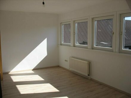 Schöne helle 2-Zimmer-DG-Wohnung in Bredelem