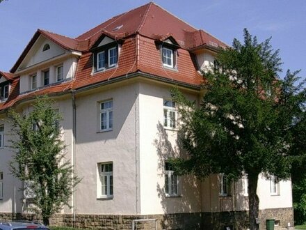 Anspruchsvolle Mieter gesucht – geräumige Wohnung in denkmalgeschützter Villa!