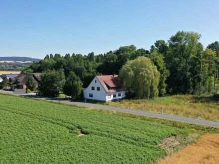 Auf einem 2.700 m² großen Grundstück steht dieses Landhaus in schöner, ländlicher Lage...