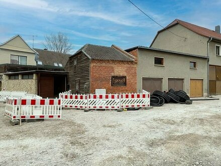 Zweifamilienhaus mit Hof, Garten und 3 Garagen