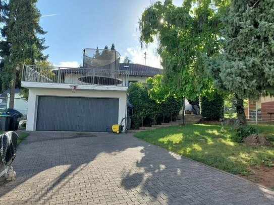 Freistehender, großzügiger Bungalow mit Einliegerwohnung und viel Charme, Süd Terrasse, Balkon, Garten, Do-Garage und S…