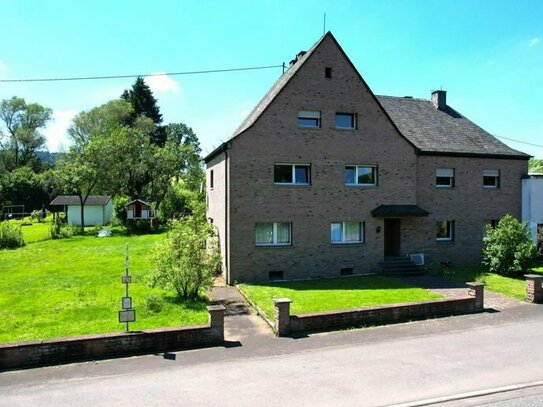 Freistehendes, geräumiges Haus mit 2 Wohneinheiten, 3 Garagen, überdachter Terrasse und Garten in Weidenbach