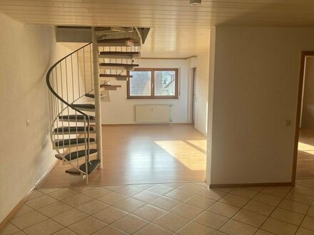 SOFORT BEZUGSFREI! Sehr geräumige lichtdurchflutete 4-Zi-Maisonette-Wohnung inkl. Balkon, Carport