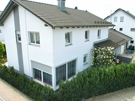 Modernes Einfamilienhaus in Ergolding: mit PV & Solarthermie, Baujahr 2017