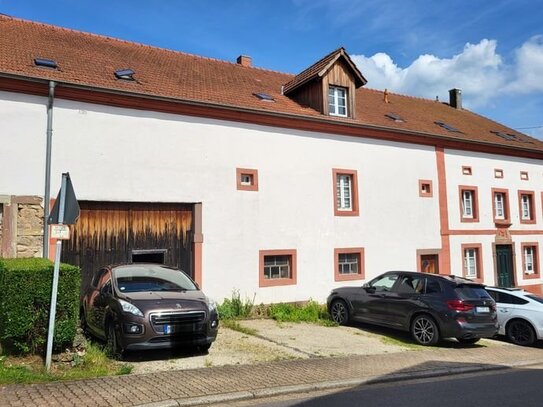 SCHÖNES SANIERTES BAUERNHAUS MIT 5 VOLL VERMIETETEN WOHNEINHEITEN + GARTEN + SCHEUNE/WERKSTATT + ELW IN RUHIGER LAGE VO…