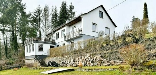 EFH mit kleiner Einliegerwohnung und Blick auf Burg Manderscheid