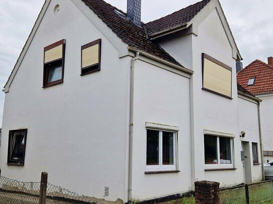 Ein Zuhause mit Wohlfühlgarten und Potenzial: Renovierungsbedürftiges 6-Zi-Einfamilienhaus in bevorzugter Wohnlage