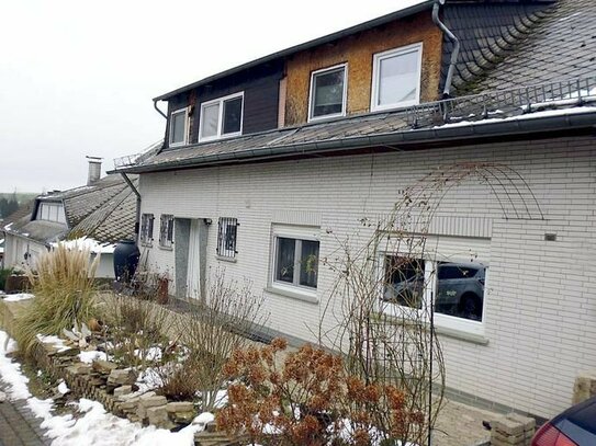 Gepflegtes Drei-Familienhaus mit Wintergarten, Dachterrasse, Balkon und Garagen in ruhiger Lage
