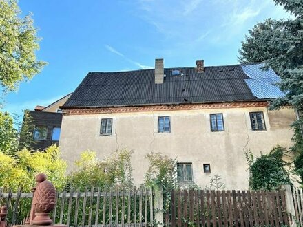 Unsaniertes, historisches und denkmalgeschütztes Haus in Bestlage im historischen Ortskern von Dresden-Leubnitz