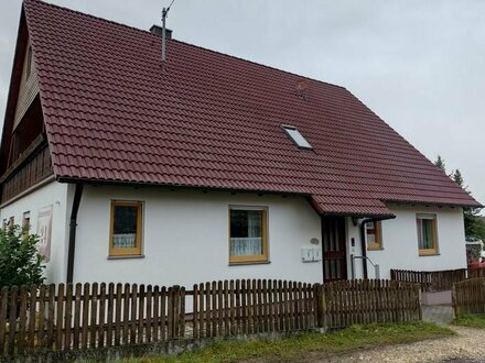 Erdgeschosswohnung in einem Zweifamilienhaus mit Balkon,Garten, Kachelofen, Solaranlage in bester Ortsrandlage