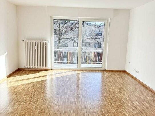 4 Zimmer im 2.OG, Parkett, 2x Balkon, Stellplatz im sanierten Haus