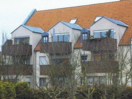 Gepflegte DG-Wohnung mit 2 Zimmer, Balkon und EBK in Tegernheim